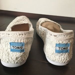 TOMS White Lace Alpargatas women's size 7